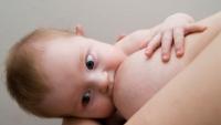 Kiedy i w jaki sposób odstawić dziecko od piersi? 