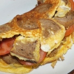 Omlet z razowymi grzankami. 